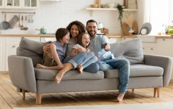 Keluarga sedang menikmati quality time di rumah