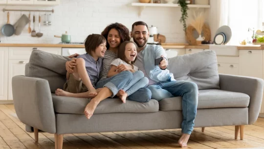 Keluarga sedang menikmati quality time di rumah